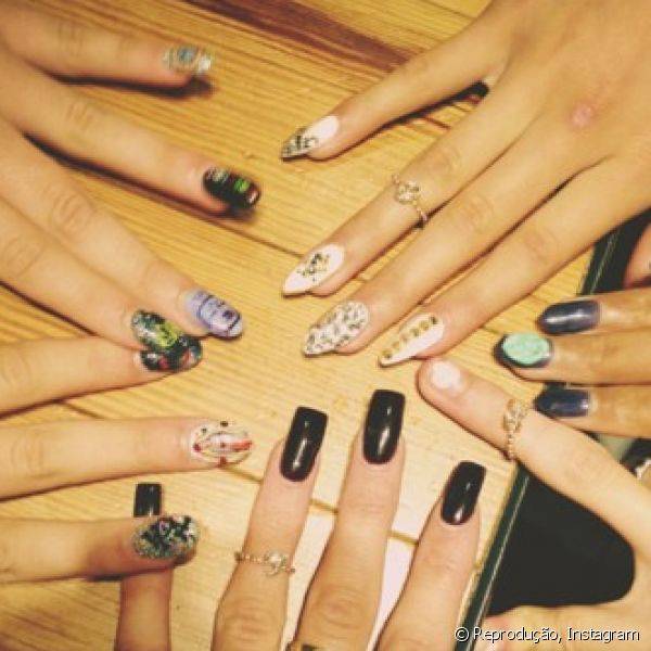 Kylie adora mostrar aos seus seguidores no Instagram as unhas decoradas de suas amigas